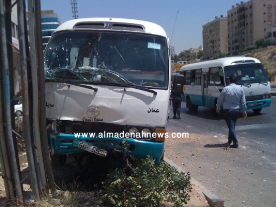 عمان : اصطدام حافلة بعامود كهرباء وفرار السائق ( صور )
